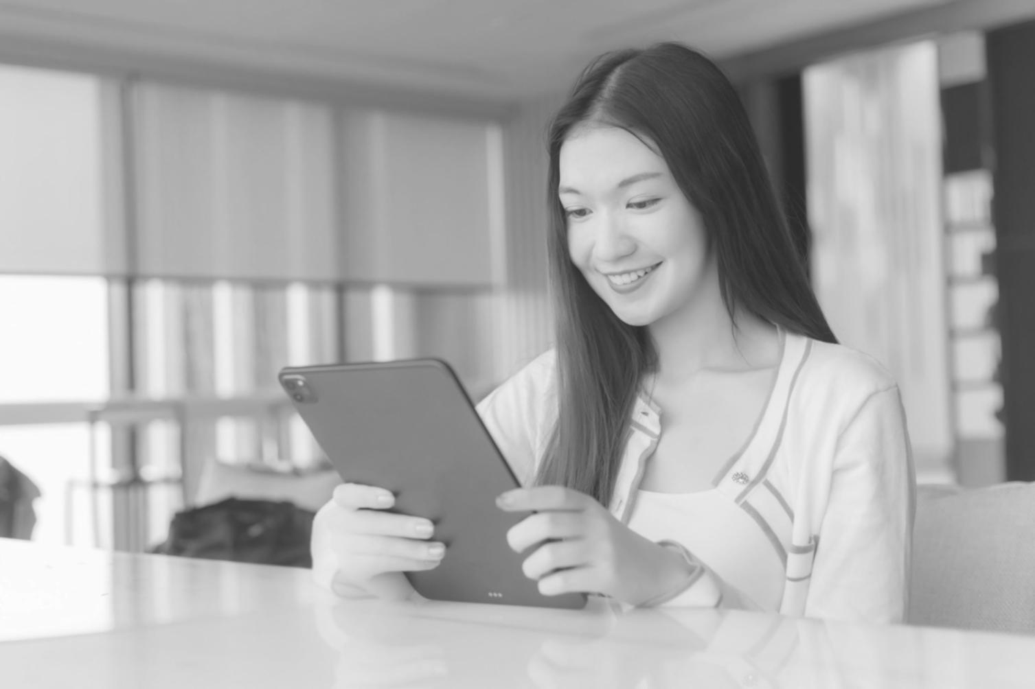 Modernes Büro mit Finanzplanungsunterlagen und Laptop